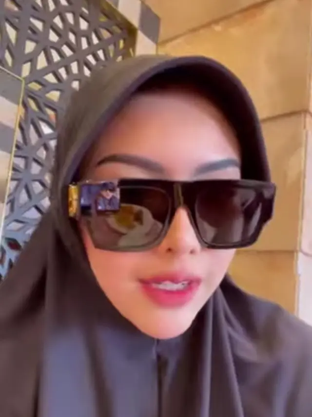 Rica Andriani Umrah Bareng Suami