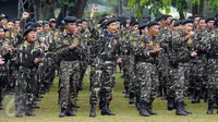 Anggota Banser NU meneriakkan yel yel jelang mengikuti Apel Kebangsaan di Perkemahan Ragunan, Jakarta, Selasa (18/4). Apel ini bertema Memperteguh Semangat Kebangsaan, Membawa Khazanah Islam untuk Perdamaian Dunia. (Liputan6.com/Helmi Fithriansyah)