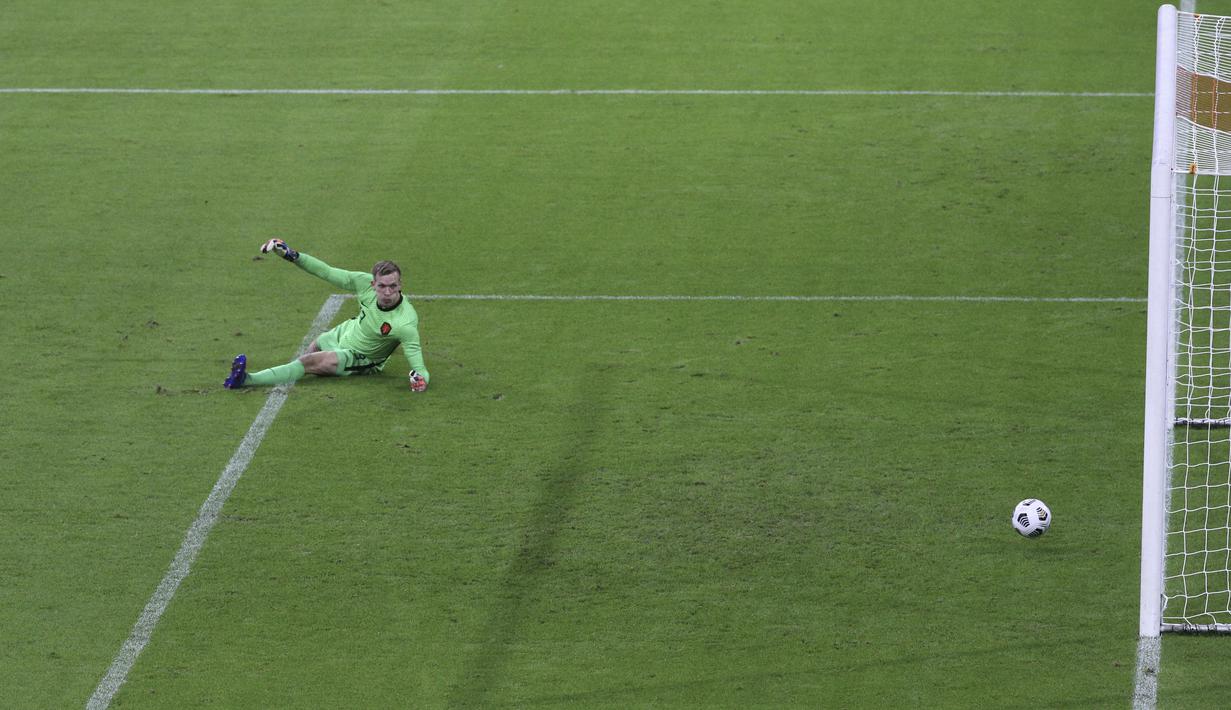 Kiper Belanda, Marco Bizot dikalahkan saat gelandang Spanyol Sergio Canales mencetak gol pertama timnya dalam laga persahabatan internasional di Johan Cruijff ArenA, Amsterdam, Kamis dinihari WIB (12/11/2020). Kedua tim bermain sama kuat 1-1. (Dean Mouhtaropoulos/Pool via AP)