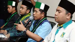 Ketua Umum PB HMI, Mulyadi P Tamsir (tengah) memberi pernyataan terkait insiden bentrok saat aksi damai 4 November, Jakarta, Sabtu (5/11). HMI, PII, dan GPII memberikan pernyataan sikap terkait insiden tersebut. (Liputan6.com/Helmi Fithriansyah)