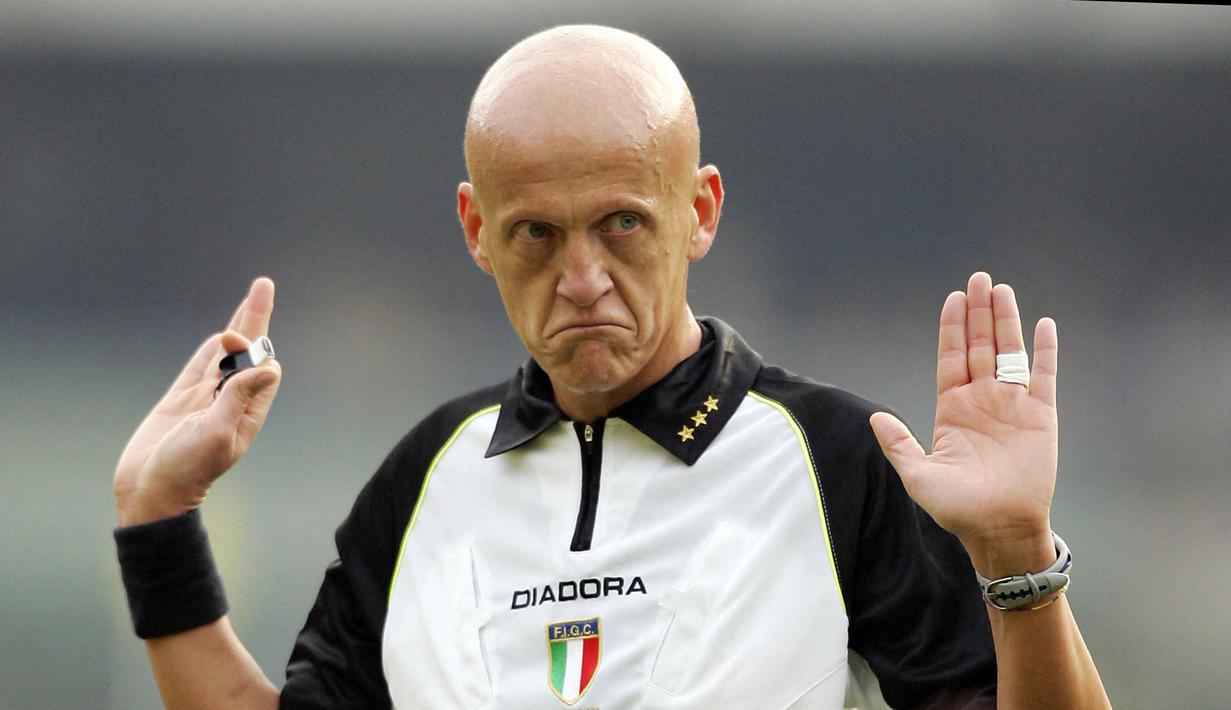 Wasit Pierluigi Collina saat memimpin laga Liga Italia antara AC Milan melawan Chievo Verona di Stadion Bentegodi, Verona, 28 November 2004. (AFP/Carlo Baroncini)