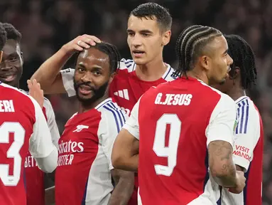 Para pemain Arsenal merayakan gol yang dicetak oleh Raheem Sterling ke gawang Bolton Wanderers dalam laga putaran ketiga Carabao Cup 2024/2025 yang digelar di Emirates Stadium, Kamis (26/9/2024). (AP Photo/Kirsty Wigglesworth)