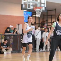 Nabila Syakieb datang ke perayaan ulang tahun anak Tya Ariesta, Kalundra. Agar terkesan ramai, Tya meminta teman-temannya ikut bermain bola basket. [Instagram/nsyakieb85]