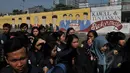 Sejumlah mahasiswa saat mengikuti Peringatan 17 Tahun Tragedi 12 Mei 1998 di Universitas Trisakti, Jakarta, Selasa (12/5). Kegiatan tersebut untuk mengenang kembali empat mahasiswa Trisakti yang tewas tertembak. Liputan6.com/Johan Tallo)