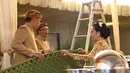 Ayah dan ibunda Selvi Ananda dalam prosesi pemasangan daun kelapa dalam acara pemasangan bleketepe.   (Galih w. Satria/bintang.com)