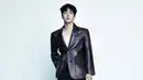 Kim Seon Ho terlihat seksi saat shirtless kenakan blazer kulit dan celana panjang [@seonho_kim]