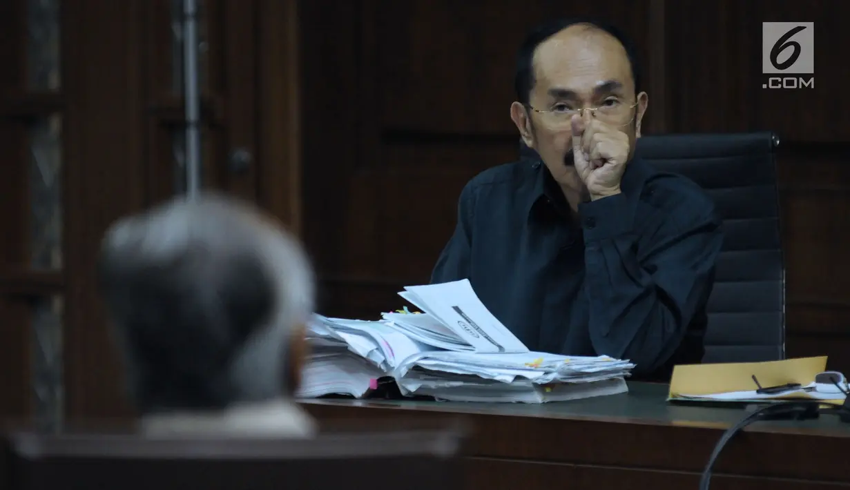 Terdakwa kasus dugaan merintangi penyidikan korupsi e-KTP, Fredrich Yunadi (kanan) menyimak keterangan saksi pada sidang lanjutan di Pengadilan Tipikor, Jakarta, Kamis (26/4). Sidang mendengar keterangan saksi. (Liputan6.com/Helmi Fithriansyah)