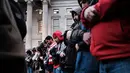 Pengunjuk rasa dari komunitas Yaman melakukan salat berjamaah saat aksi memprotes perintah eksekutif Donald Trump di New York, AS (2/2). (Spencer Platt / Getty Images / AFP)