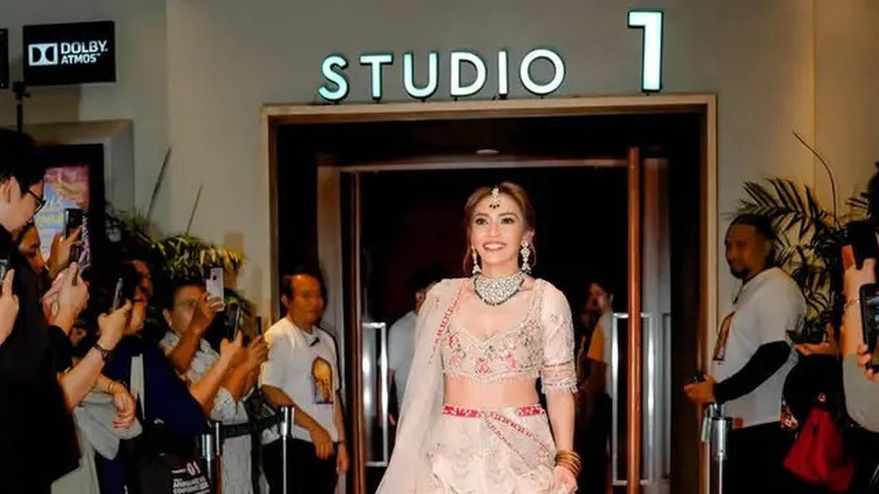 6 Pesona Masayu Anastasia Dibalut Lehenga Busana Khas Perempuan India saat Premier Film Terbarunya