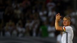 Bastian Schweinsteiger memberikan tepuk tangan untuk untuk fans usai laga melawan Finlandia di Monchengladbach, Jerman (1/9/2016) dini hari WIB. Jerman menang 2-0. (AFP/Patrik Stollarz)