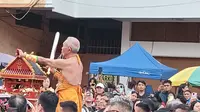 Aksi salah satu Tang Sin pada, Rabu (12/2/2025), saat perayaan Cap Go Meh Imlek 2576 Kongzili di Kota Manado, Sulut.