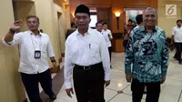 Mendikbud Muhadjir Effendy dan Ketua KPK Agus Rahardjo meninggalkan ruangan usai penandatanganan Nota Kesepahaman (MoU) di Jakarta, Kamis (3/8). Nota kesepahaman ini merupakan bentuk dukungan terhadap upaya pencegahan korupsi. (Liputan6.com/Johan Tallo)