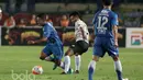 Pemain Persib Bandung, Zola, melewati pemain Persela Lamongan pada laga Piala Presiden 2017 di Stadion Si Jalak Harupat, Bandung, Jumat (17/2/2017). Persib menang 2-0 atas Persela. (Bola.com/Nicklas Hanoatubun)