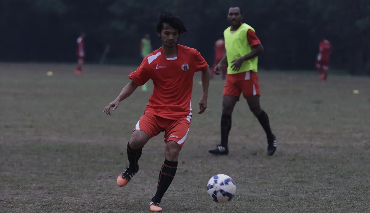 Pemain baru Persija, Ade Suhendra mengontrol bola saat latihan perdana jelang Piala Jenderal Sudirman di Lapangan National Youth Training Center, Sawangan, Depok, Jumat (30/10/2015). (Bola.com/Vitalis Yogi Trisna)