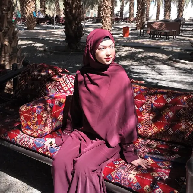 Anggun dan Teduh, 7 Potret Rebecca Klopper Jalani Umrah Ramadan dalam Balutan Hijab Syari