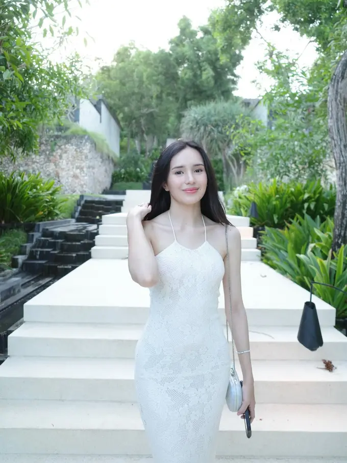 Effortlessly Chic, Gaya Resort Wear Beby Tsabina saat Liburan di Bali Ini Bisa Jadi Inspirasi Summer Look