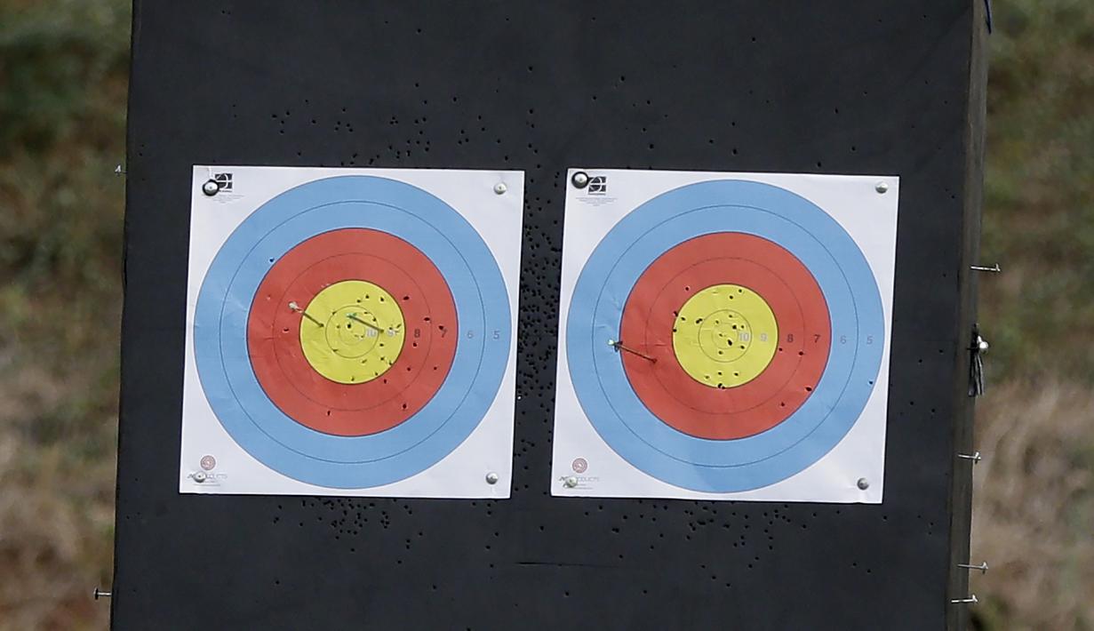Target face hasil tembakan compound beregu putra DKI Jakarta saat Kejuaraan Nasional Panahan Prakualifikasi PON XX/2020 di Lapangan Panahan, Senayan, Jakarta, Selasa (24/9). Sebanyak 516 pepanah dari 30 provinsi bersaing untuk bisa lolos ke PON 2020 Papua. (Bola.com/Yoppy Renato)