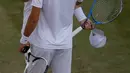 Petenis Serbia, Novak Djokovic  dan Tomas Berdych (Ceko) berbincang usai mengundurkan diri pada perempatfinal Wimbledon 2017, Rabu (12/7). Tak kuasa menahan sakit, Djokovic menyerah pada set kedua saat posisi tertinggal 6-7 (2), 0-2. (AP/Alastair Grant)