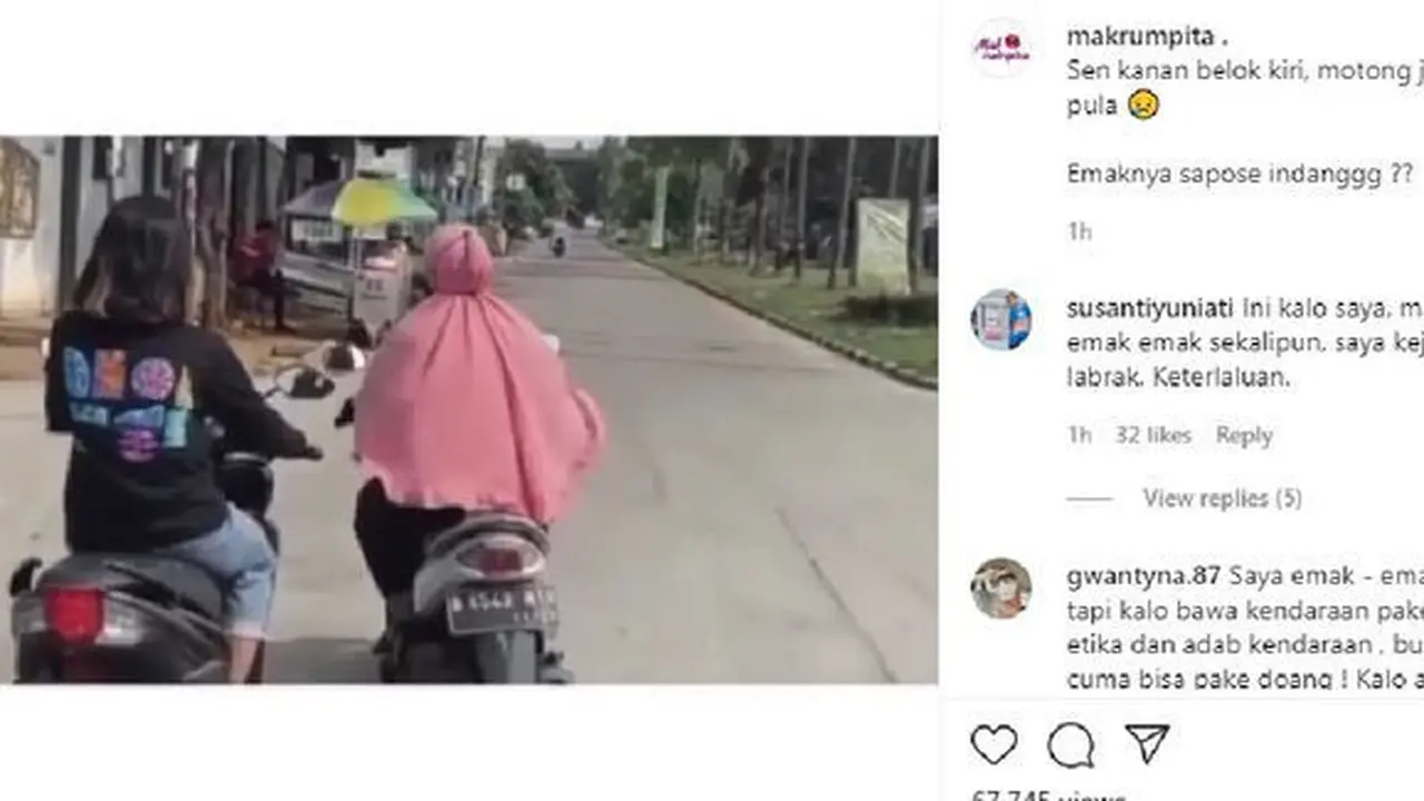 Emak-emak mengendarai motor