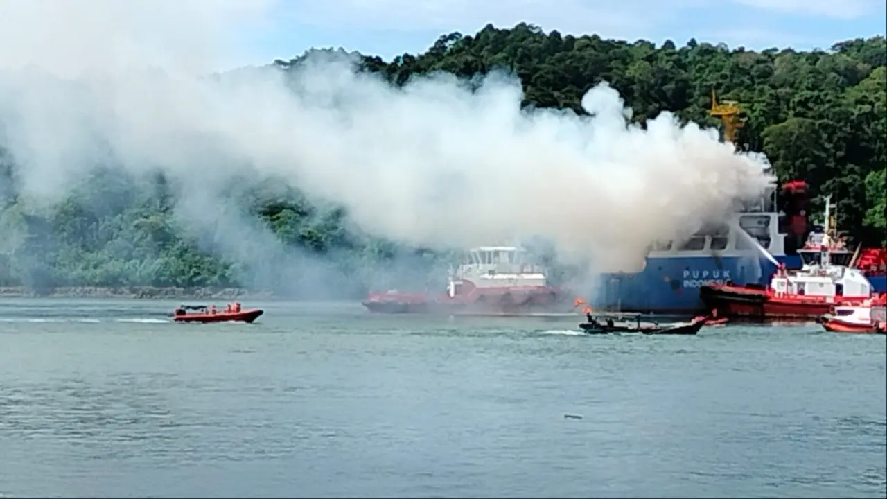 Kapal kargo kebakaran di sekitar Area 70 atau Dermaga Khusus Pertamina, Cilacap, Jawa Tengah. (Foto: Liputan6.com/Basarnas)