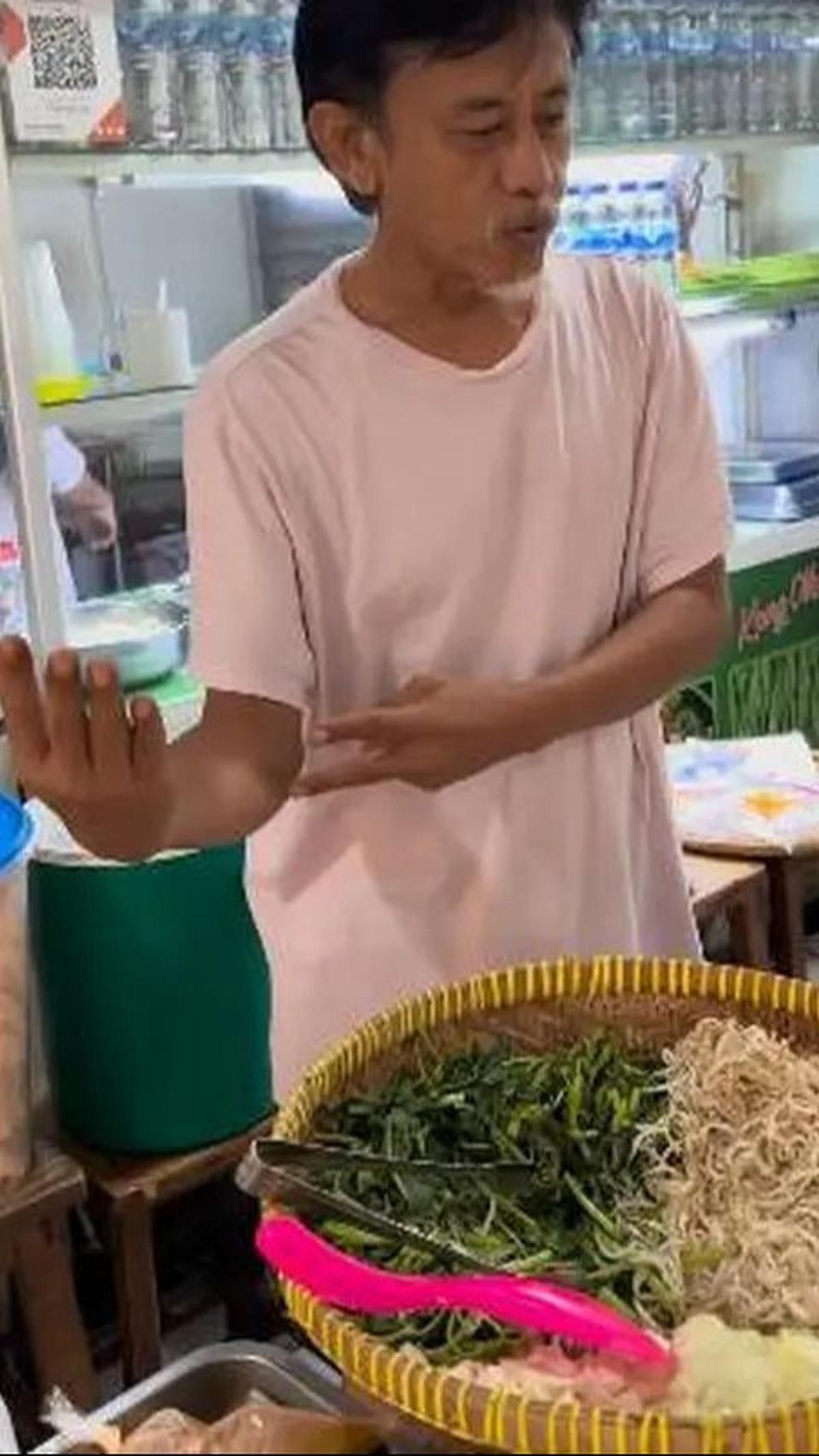 Warung ini bukan sekadar tempat makan biasa; mereka membuka pintu sejak jam 3 pagi, menawarkan beragam menu lezat untuk para pengunjung.