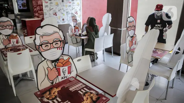 FOTO: Restoran Cepat Saji Terapkan Physical Distancing