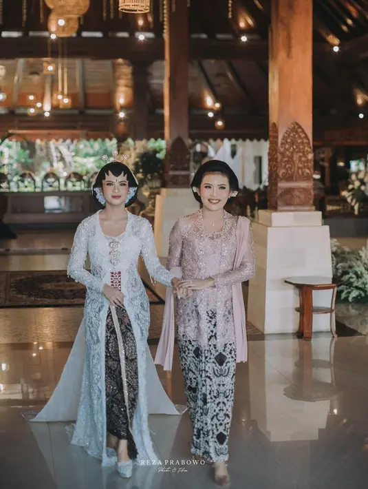 Dengan riasan paes dan aksesori pengantin tradisional, Nabila Maharani menjelma sebagai pengantin tercantik saat itu. [Foto: @rezaprabowophoto]