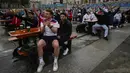 Suporter Inggris bersorak saat menyaksikan pertandingan putaran 16 besar Euro 2020 antara Inggris dan Jerman dari zona penggemar di Trafalgar Square, London, Inggris, Selasa (29/6/2021). Inggris menang 2-0. (AP Photo/Matt Dunham)