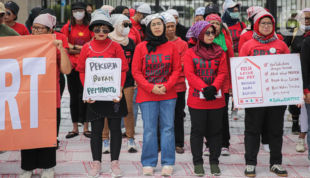 Sejumlah Pekerja Rumah Tangga (PRT) yang tergabung dalam Koalisi Sipil Untuk UU Perlindungan PRT melakukan aksi di depan Gedung DPR, Jakarta, Rabu (15/7/2023). Mereka mendesak Presiden dan Ketua DPR bersuara untuk mendukung pengesahan Undang-Undang Perlindungan Pekerja Rumah Tangga (RUU PPRT) guna menghentikan kekerasan dan praktek perbudakan modern terhadap ibu-ibu pekerja rumah tangga. (Liputan6.com/Faizal Fanani)