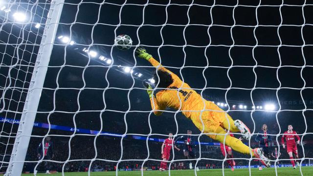 Foto: Jatuh Bangun Alisson Becker Selamatkan Gawang Liverpool, PSG Rasakan Kekalahan Menyakitkan di Liga Champions