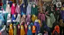 Menjelang bulan Ramadhan, industri pakaian muslim alami peningkatan dan diburu masyarakat. (Liputan6.com/Angga Yuniar)