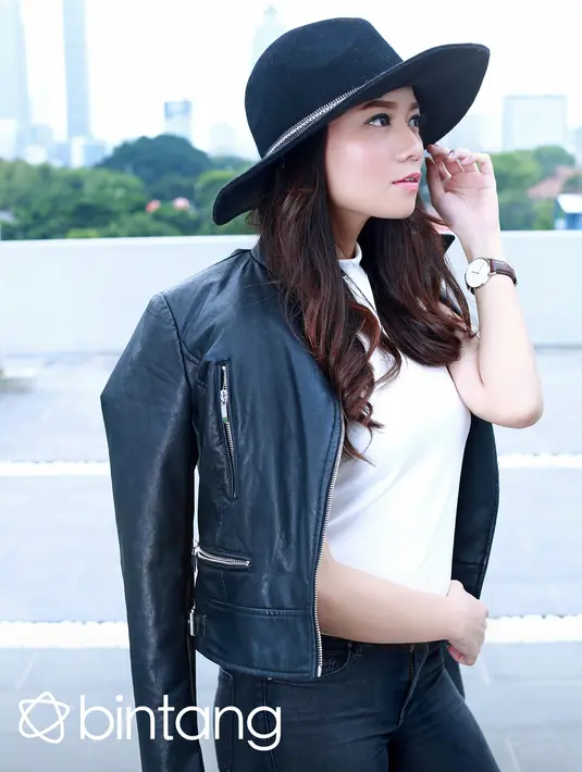 Selain dunia tarik suara, Stella juga tengah disibukan dengan kuliahnya di bidang Advertising dan bermain dalam dua film, serta membuat web series. (Fotografer: Febio Hernanto, Digital Imaging: Muhammad Iqbal Nurfajri/Bintang.com)