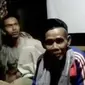 Masyarakat menunggu Abah Harun setelah tiga hari di Jakarta. (Liputan 6 SCTV)