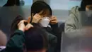 Siswa merapikan masker menunggu ujian masuk perguruan tinggi, Seoul, Korea Selatan, Kamis (3/12/2020). Di tengah pandemi COVID-19, pejabat Korea Selatan mendesak orang untuk tetap di rumah karena sekitar setengah juta siswa mempersiapkan ujian masuk perguruan tinggi. (Kim Hong-Ji/Pool Photo via AP)