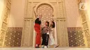 Pengunjung berswafoto saat melihat-lihat instalasi Istana Alhambra di Mal Senayan City, Jakarta Pusat, Kamis (15/4/2022). Instalasi megah setinggi 14 meter itu merupakan perwujudan dari tema The Divine Ramadan yang dibuat untuk menyemarakkan bulan puasa. (Liputan6.com/Herman Zakharia)
