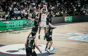 Pemain asing Pelita Jaya Perrin Buford beraksi merepotkan Dewa United di game 4 semifinal IBL 2026 (Dok IBL)