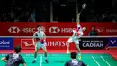 Pebulu tangkis ganda putra Indonesia, Raymond Indra/Nikolaus Joaquin berusaha mengembalikan kok ke arah pasangan Prancis, Eloi Adam/Leo Rossi dalam laga babak 32 besar Indonesia Masters 2026 di Istora, Senayan, Jakarta, Selasa (20/01/2026). (Bola.com/Bagaskara Lazuardi)