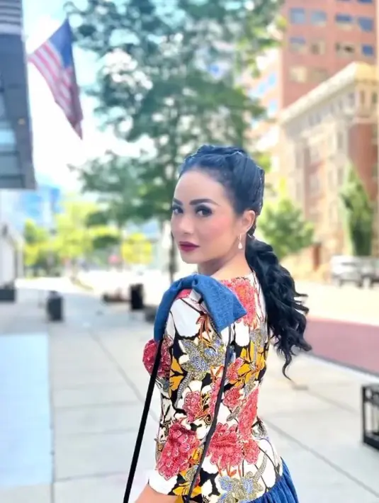 <p>Saat di Amerika Serikat, Krisdayanti tampil cantik dengan mengenakan dress batik bermotif bunga. Dress ini membuat Krisdayanti makin menawan. (Foto: Instagram.com/krisdayantilemos)</p>