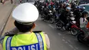 Penjagaan ketat dilakukan aparat Polres Karawang di sekitar pertigaan Lamaran untuk mencegah pengemudi yang nekat melintasi jembatan Lamaran, (26/7/2014). (Liputan6.com/Miftahul Hayat)