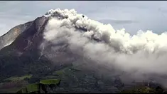 Semburan abu vulkanik yang keluar dari kawah Gunung Sinabung di Kabupaten Karo, Sumatera Utara, dirasakan hingga ke Kota Medan. Sejak Rabu (17/06/2015) pagi, abu vulkanik menyelimuti Ibukota Sumut itu.