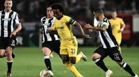 Gelandang Chelsea, Willian, beraksi melawan PAOK pada laga Grup L Liga Europa, di Stadion Toumbas, Thessaloniki, Kamis (20/9/2018). (AFP/Sakis Mitrolidis)