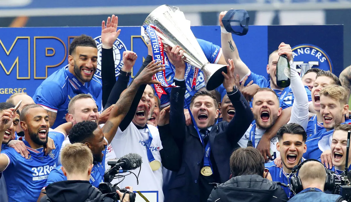 Steven Gerrard baru saja menorehkan catatan luar biasa bersama Glasgow Rangers. Pelatih asal Inggris itu sukses membawa timnya mengakhiri musim dengan status invincibles atau tak terkalahkan. (Andrew Milligan/PA via AP)