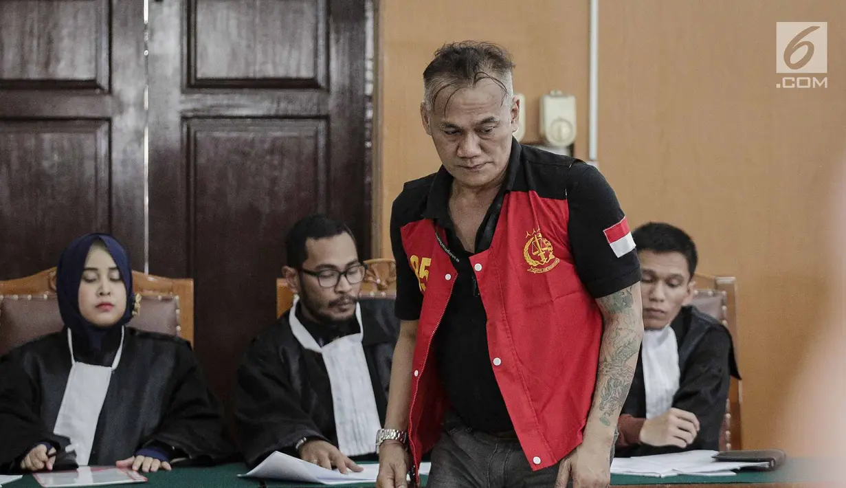 Aktor senior Tio Pakusadewo menjalani sidang pembacaaan dakwaan kasus penyalahgunaan narkoba di Pengadilan Negeri (PN) Jakarta Selatan, Senin (30/4). Tio yang sebelumnya berewokan dan gondrong tampil rapi dengan rambut cepak. (Liputan6.com/Faizal Fanani)