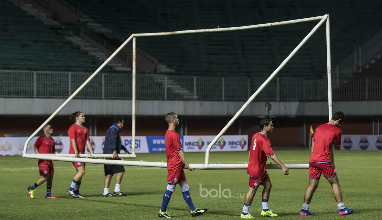 Para pemain Puerto Rico mengangkat gawang saat akan latihan di Stadion Maguwoharjo, Sleman, Senin (12/6/2017). Latihan ini persiapan terakhir jelang menghadapi Timnas Indonesia. (Bola.com/Vitalis Yogi Trisna)