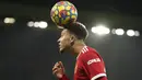 Penyerang Manchester United (MU) Jadon Sancho bersiap untuk mengambil tendangan sudut saat menjamu Arsenal pada lanjutan Liga Inggris di Old Trafford, Jumat (3/11/2021) dini hari WIB. Dua gol Cristiano Ronaldo membawa MU menang dramatis 3-2 saat menjamu Arsenal. (AP Photo/Dave Thompson)