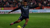 Pemain Real Madrid, Trent Alexander-Arnold, menendang bola dalam pertandingan La Liga Spanyol antara Girona dan Real Madrid, Minggu, 30 November 2025. (AP Photo/Joan Monfort)