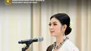 Penampilan anggun Selvi Ananda didukung dengan kalung dan anting gantung mutiara serta arloji silver [@setwapres.ri]