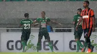 Pemain PS TNI, Sansan Husaeni (2kiri) merayakan golnya ke gawang Perseru Serui pada lanjutan Liga 1 2017 di Stadion Pakansari, Bogor (07/10/2017). PS TNI unggul 1-0. (Bola.com/Nicklas Hanoatubun)