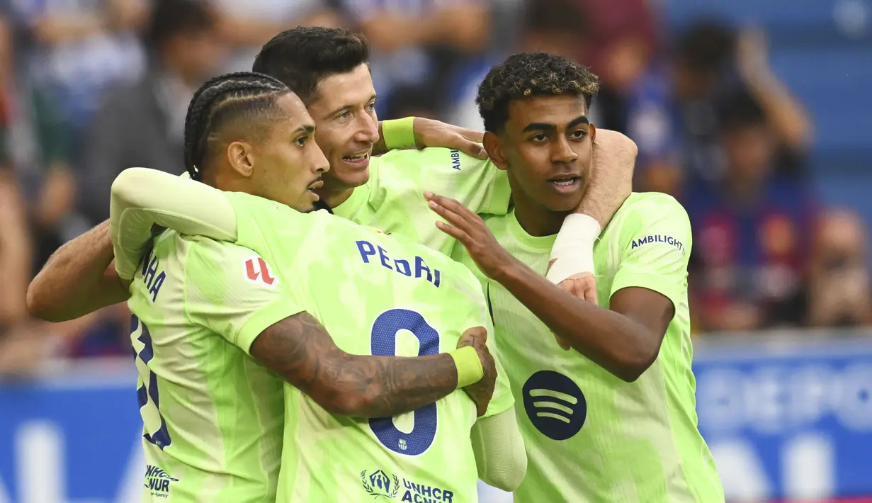 Para pemain Barcelona merayakan gol yang dicetak oleh Robert Lewandowski ke gawang Alaves pada laga pekan ke sembilan Liga Spanyol di Stadion Mendizorroza, Minggu (06/10/2024). (AP Photo/Miguel Oses)