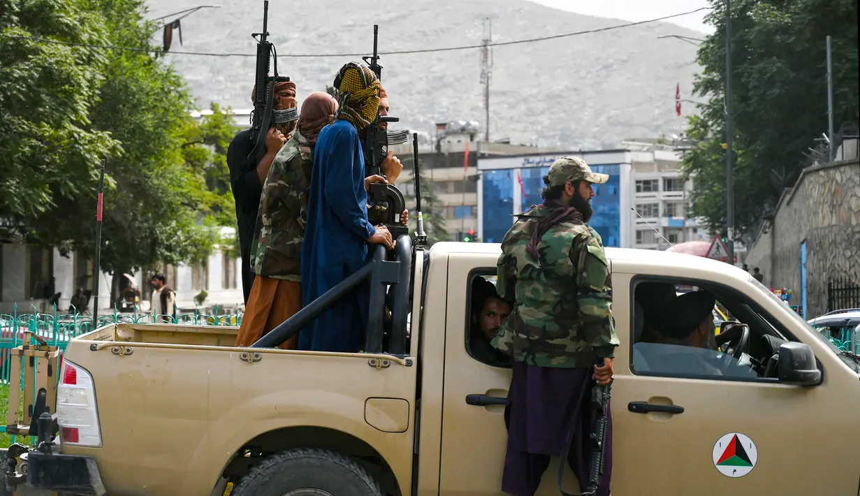 Pejuang Taliban berpatroli di sepanjang jalan di Kabul (17/8/2021). Taliban bergerak untuk segera memulai kembali ibu kota Afghanistan setelah pengambilalihan Kabul yang menakjubkan dan menyuruh staf pemerintah untuk kembali bekerja. (AFP/Wakil Kohsar)